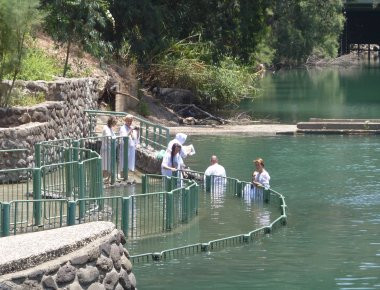 Ποια Ελληνίδα τραγουδίστρια βαπτίστηκε με ζεβρέ μαγιό στον Ιορδάνη ποταμό; (φωτό)